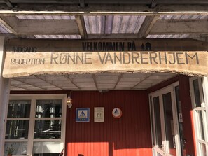 A wooden reception sign with "RECEPTION" and "WELCOME PÅ RØNNEVANDRERHJEM" written on it. - Rønne Vandrerhjem - Hostel (Ronne)