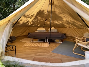 Tenda de campanya Comfort | Escriptori, planxa i posts de planxar i bressols gratuïts 