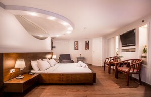 Superior Studio | In-room safe, desk, iron/ironing board, rollaway beds