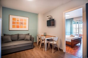 Familierom, 2 soverom | Oppholdsområde | Flatskjerm-TV