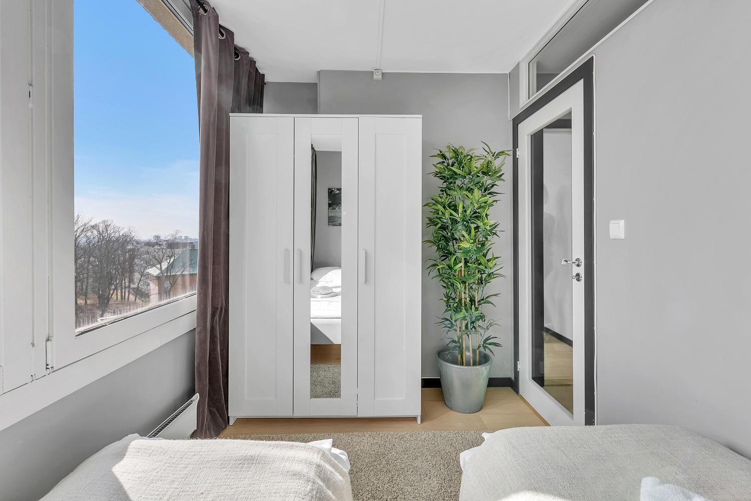 Tabla de planchar con plancha, wifi gratis y ropa de cama 