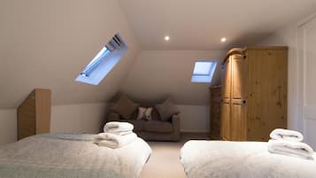 House, 3 Bedrooms | 1 bedroom, desk, iron/ironing board, free cots/infant beds