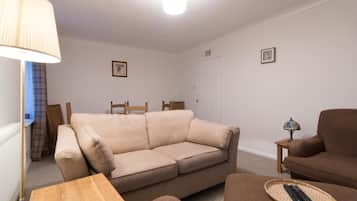 House, 3 Bedrooms | Living room | Flat-screen TV, fireplace