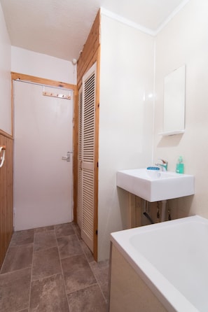 House, 3 Bedrooms | Bathroom - Blair Drummond Holiday Home (Doune)