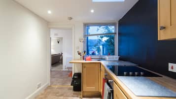 House, 3 Bedrooms | Private kitchen | Fridge, microwave, stovetop, dishwasher