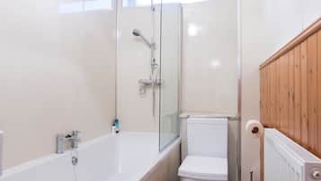 House, 3 Bedrooms | Bathroom | Shower, free toiletries, hair dryer, towels