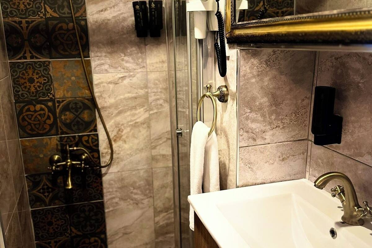 shower, free toiletries, hair dryer, slippers