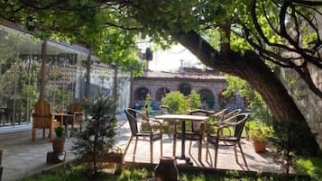 Se sirven desayunos, comidas, cenas y cocina turca