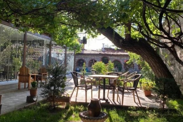 S'hi serveixen esmorzars, dinars, sopars i plats de cuina turca