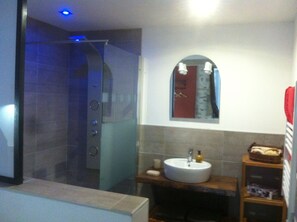 Shower, free toiletries, hair dryer, towels