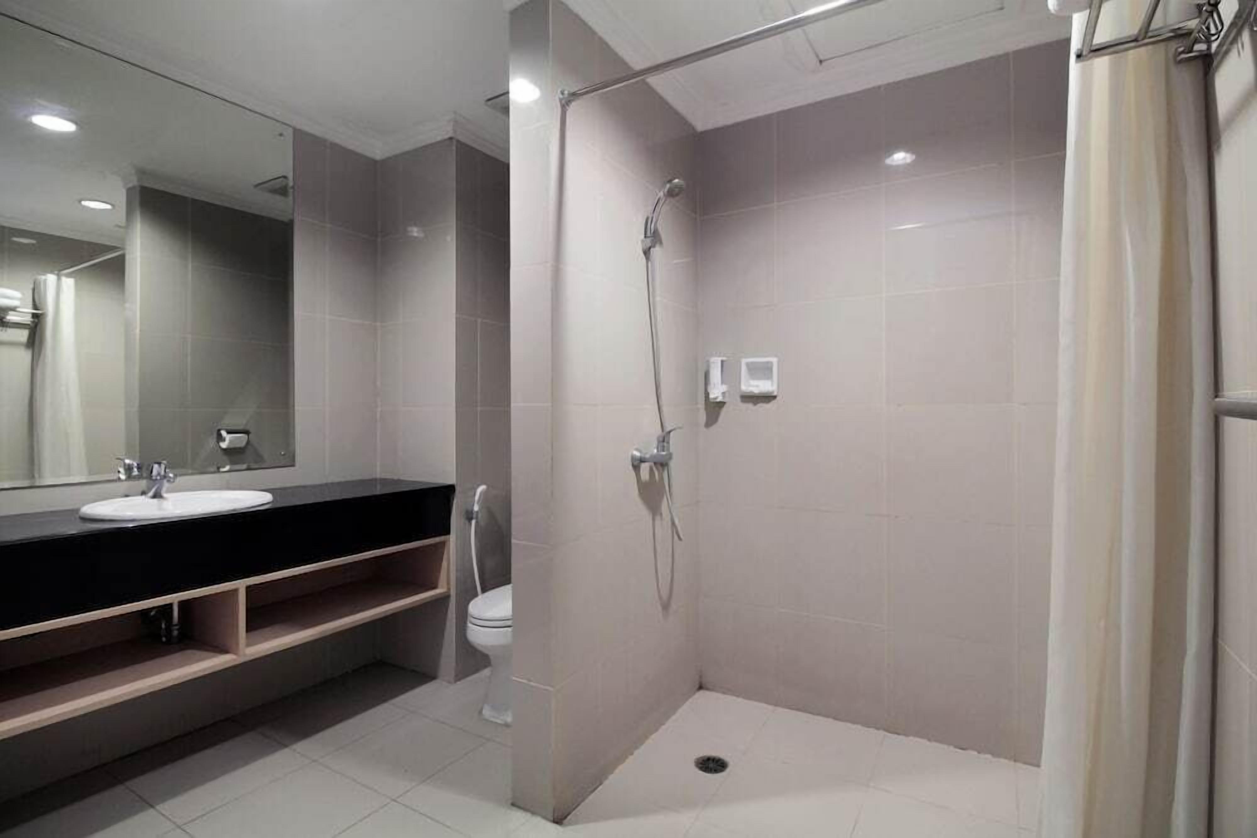 Douche, articles de toilette gratuits, serviettes fournies