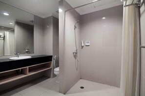 Shower, free toiletries, towels - Wisma Inkopdit (Jakarta)