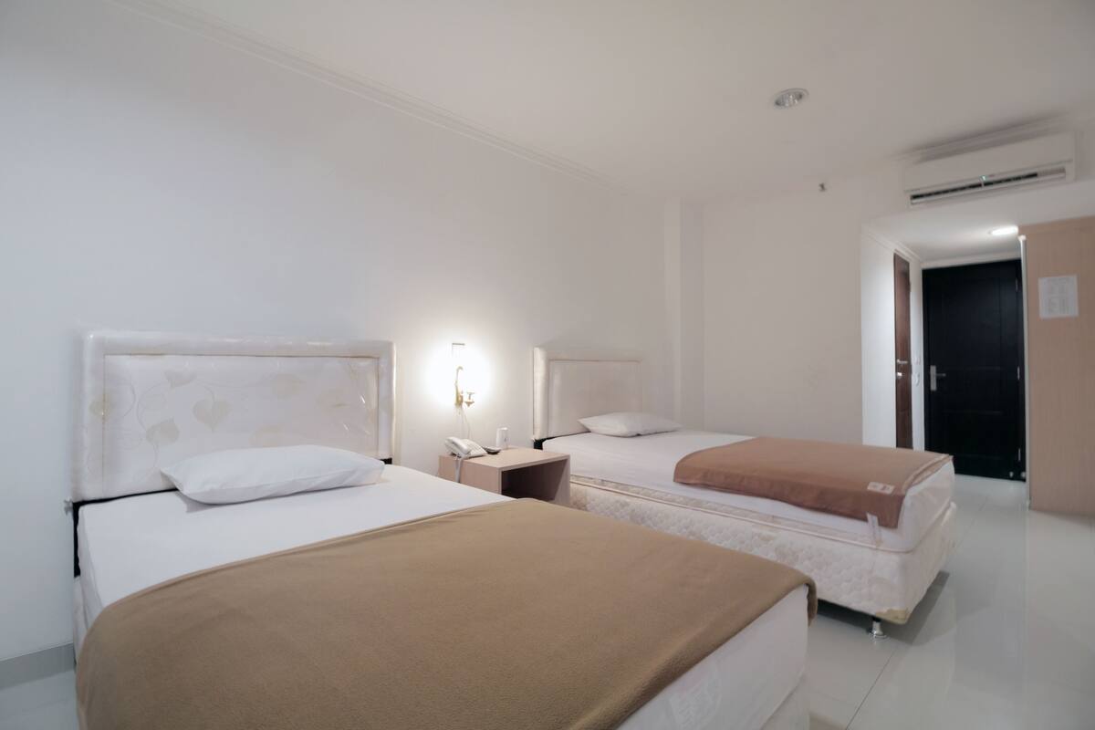 Desk, rollaway beds (surcharge), WiFi (free)
