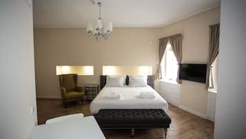 Habitación superior con 1 cama doble o 2 individuales, cocina básica | Caja fuerte, sistema de insonorización, wifi gratis y ropa de cama