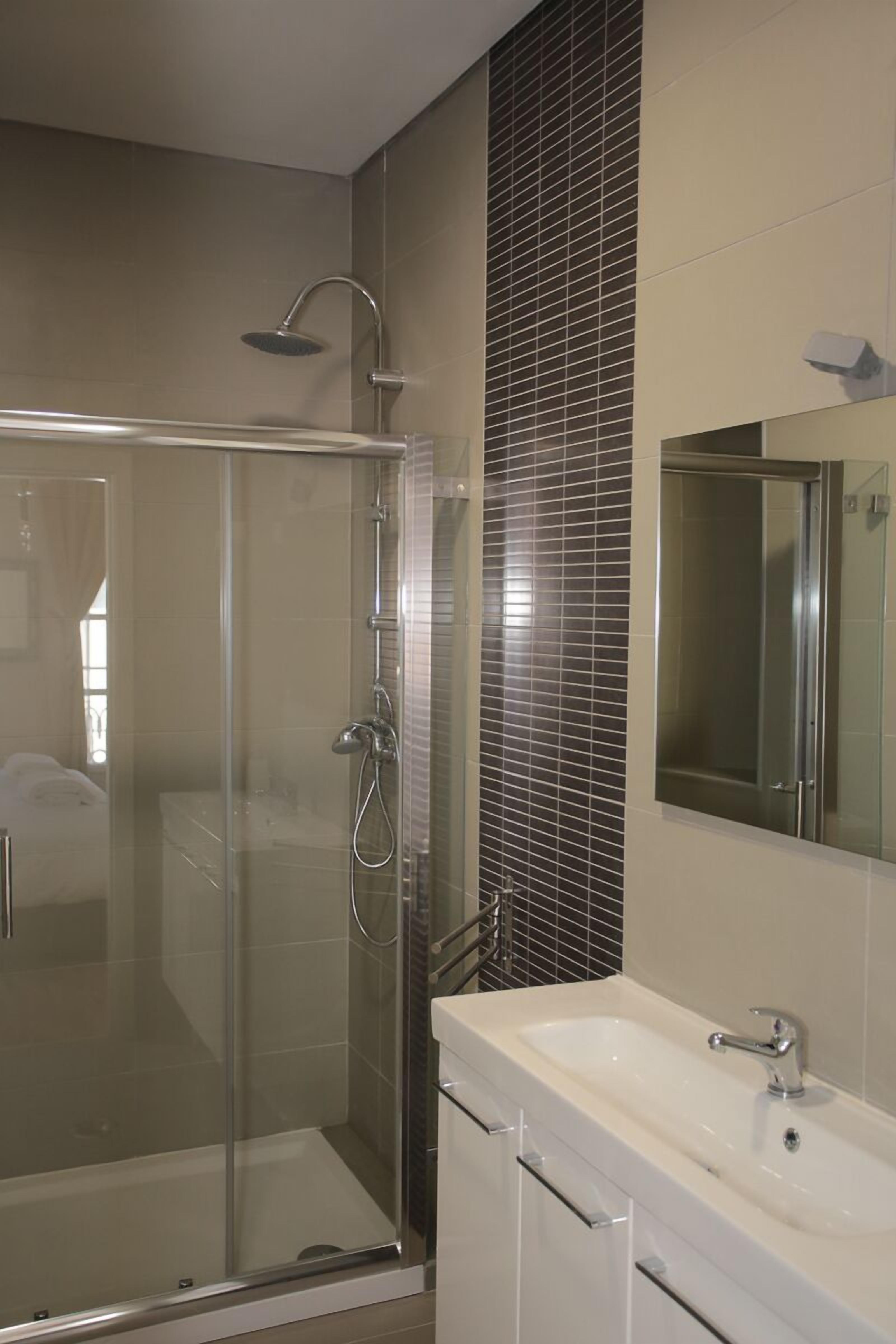 Quarto casal ou duplo superior | Banheiro | Chuveiro, chuveiro com efeito de chuva, secador de cabelo, chinelos