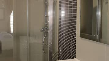 Quarto casal ou duplo superior | Banheiro | Chuveiro, chuveiro com efeito de chuva, secador de cabelo, chinelos