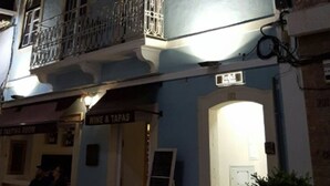 A two-story building with a balcony on the second floor. - Sui7es Guest House Cascais (Cascais)