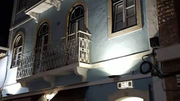 Fachada da propriedade à noite