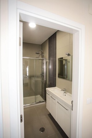 Superior-Doppel- oder -Zweibettzimmer | Badezimmer | Dusche, Regendusche, Haartrockner, Hausschuhe