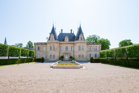 Exterior. Chambre D'hôtes Château de Lussac