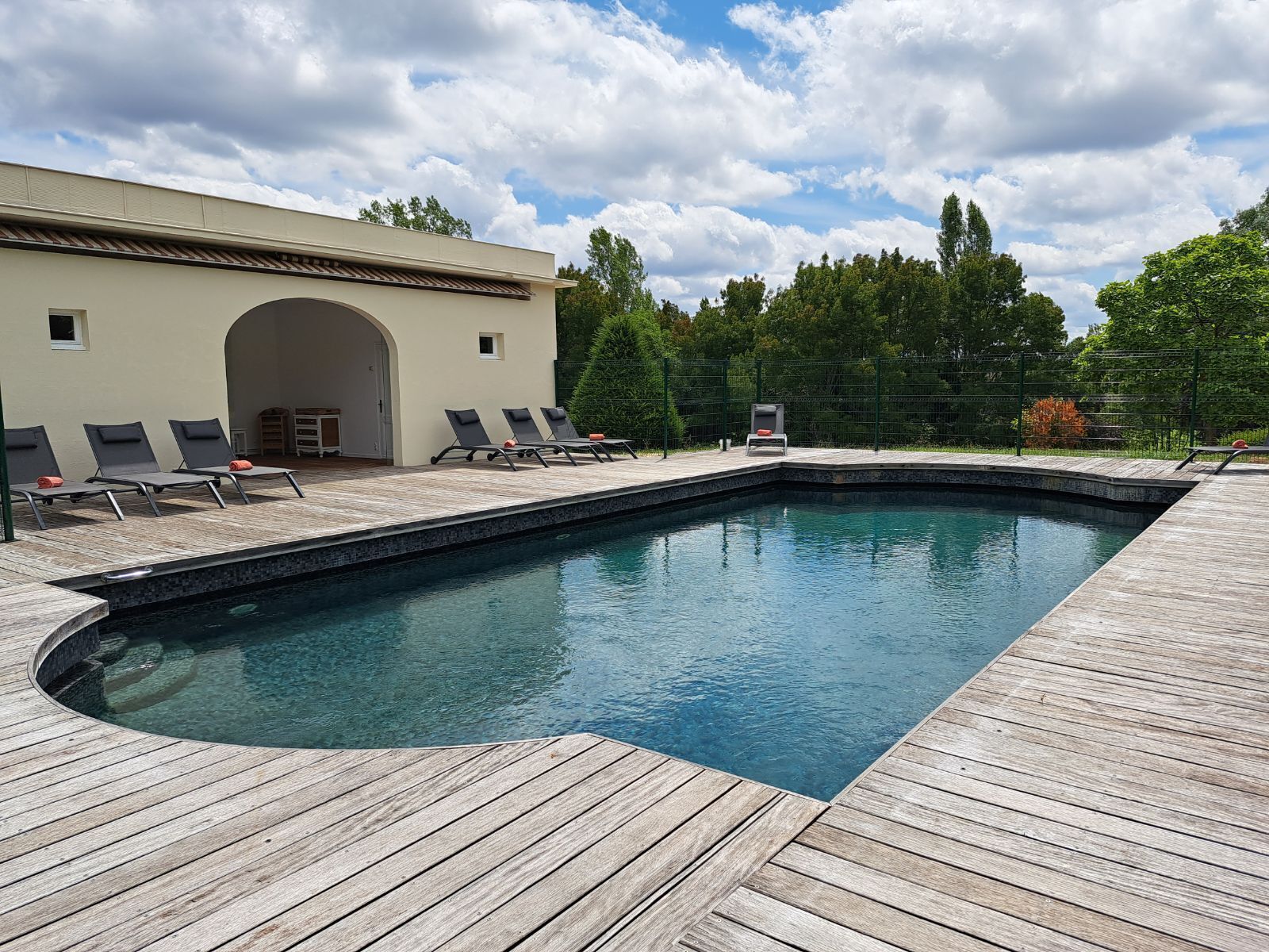 Kolam renang outdoor