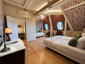 Deluxe Double Room, Ensuite, Garden View (chambre) - Chambre D'hôtes Château de Lussac (Lussac)