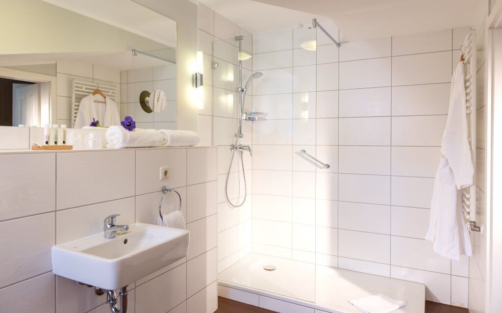 double room | bathroom | separate bathtub and shower, free toiletries, hair dryer, bathrobes