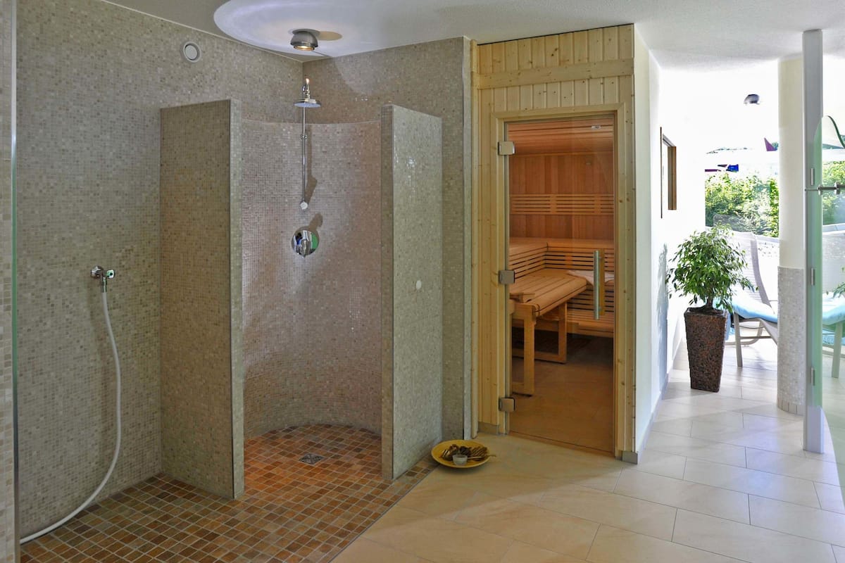 sauna, steam room, body treatments, sports massages, body scrubs