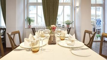 Frühstück und Abendessen, lokale Küche