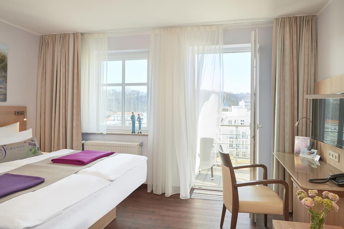 Chambre double, balcon, vue partielle sur la mer | Coffre-fort, bureau, fer et planche Ă repasser, accĂšs au Wi-Fi (inclus)