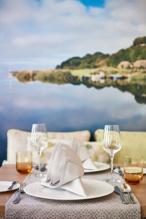 Petit déjeuner et dîner servis sur place, spécialités Cuisine locale