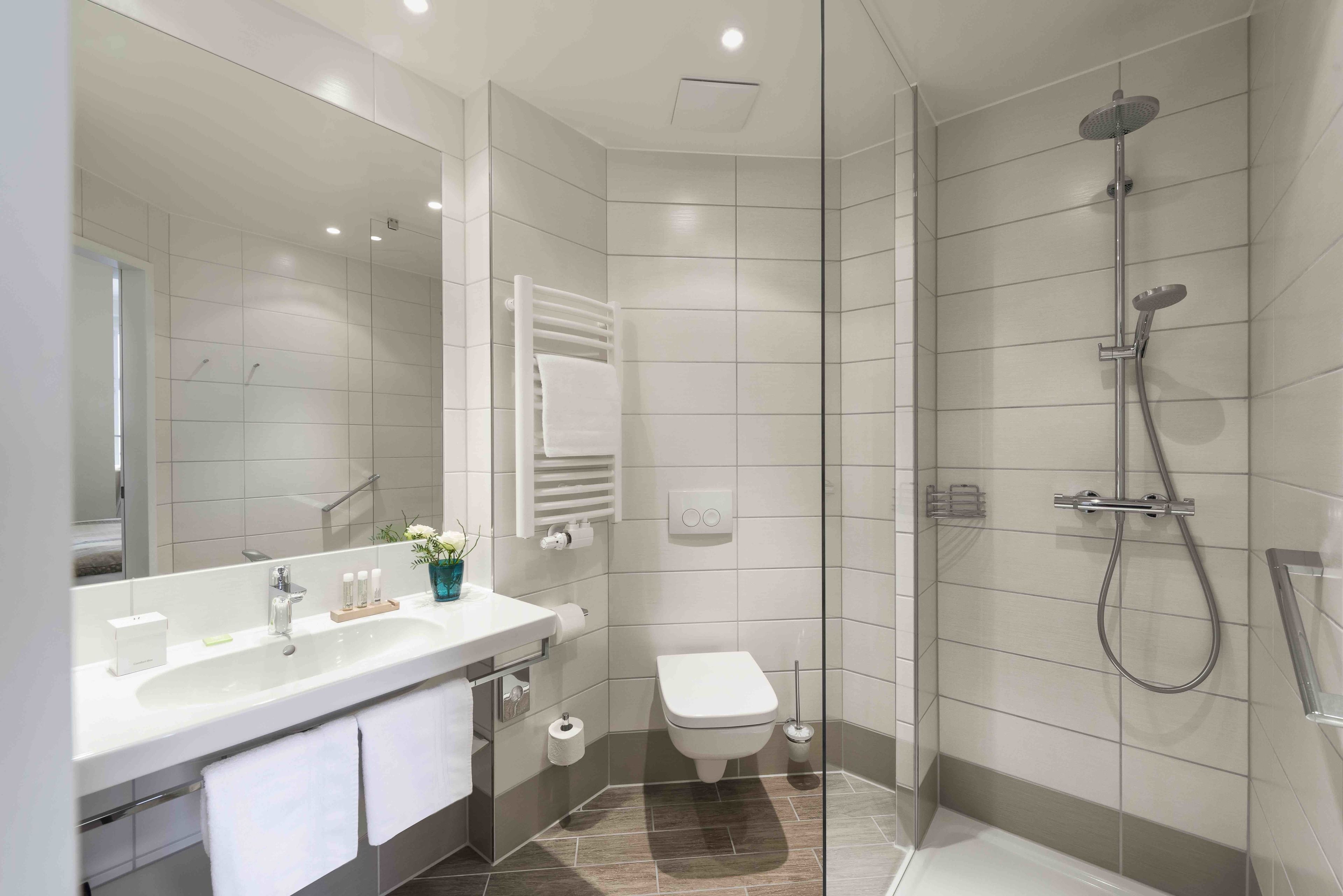 comfort double room, sea view, sea facing | bathroom | separate bathtub and shower, free toiletries, hair dryer, bathrobes