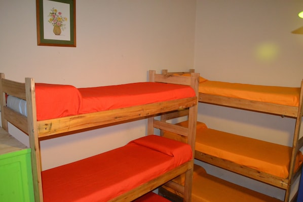Dormitorio condiviso, bagno condiviso (4 people) | Una scrivania, ferro/asse da stiro, Wi-Fi gratuito
