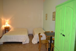 Family Room | Desk, iron/ironing board, free WiFi