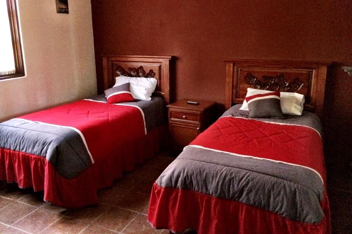 Junior vierpersoonskamer, 2 slaapkamers, balkon | 1 slaapkamer, luxe beddengoed, een strijkplank/strijkijzer, extra bedden