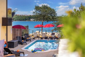 Una piscina al aire libre, una piscina climatizada