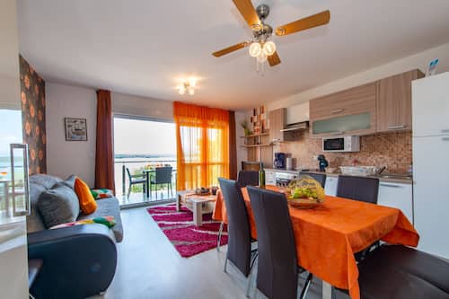 Apartamento superior, 3 habitaciones, balcón, vistas al mar | Sala de estar | Una televisión de pantalla plana, un reproductor de DVD