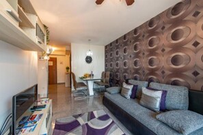 Suite junior, 1 habitación, terraza, vistas al mar | Zona de estar | Una televisión de pantalla plana, un reproductor de DVD