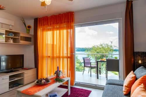 Executive Three Bedroom Apartment, Balcony, Sea view | Zona de estar | Una televisión de pantalla plana, un reproductor de DVD