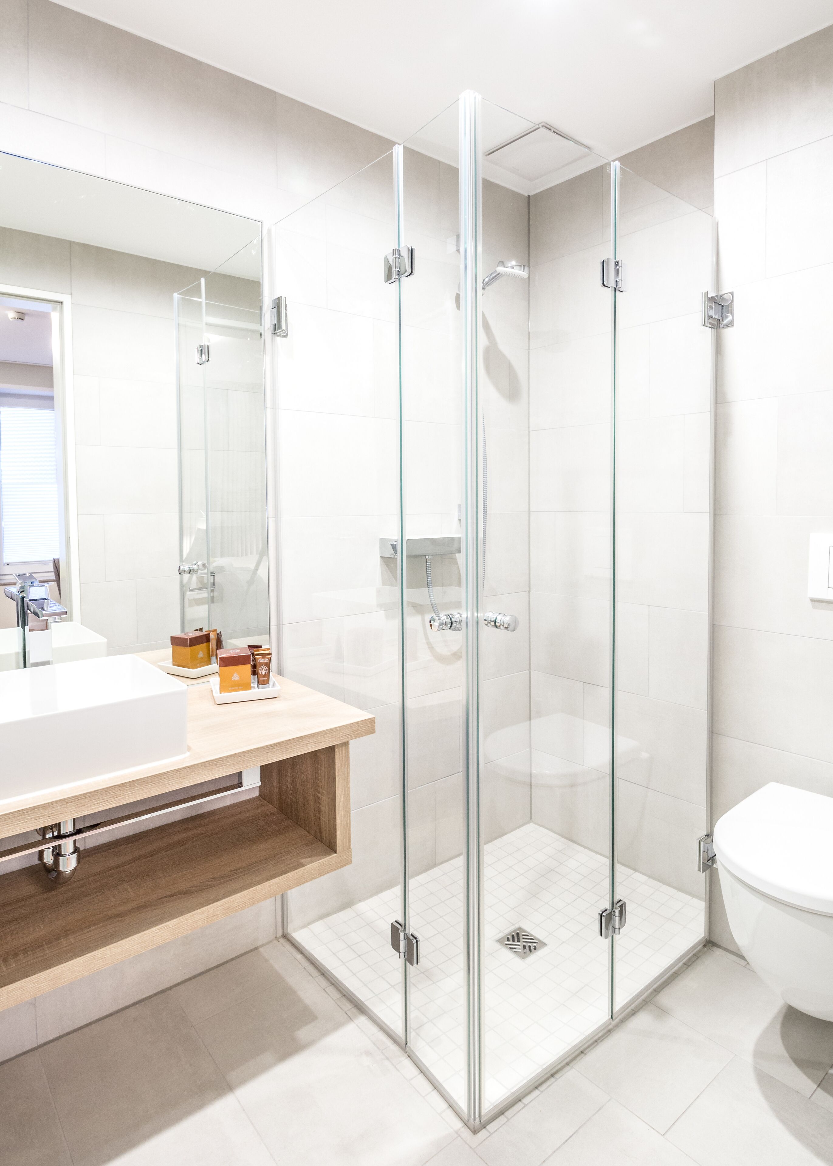 shower, free toiletries, hair dryer, towels