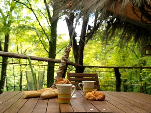 Petit déjeuner continental (8 EUR par personne)