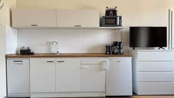 Comfort apartman, 2 hálószobával, hegy felőli | Privát konyha | Hűtőszekrény, mikrohullámú sütő, főzőlap és kávé-/teafőző