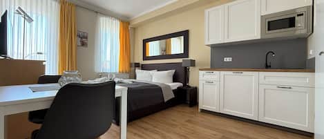 Comfort Apartment | Desk, soundproofing, cribs/infant beds, rollaway beds