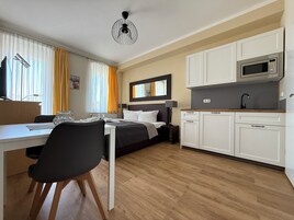 Comfort Apartment | Desk, soundproofing, cribs/infant beds, rollaway beds