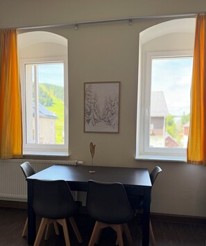 Leilighet – comfort, 2 soverom, ved fjell | Skrivebord, lydisolert, barnesenger og ekstrasenger (mot et tillegg)