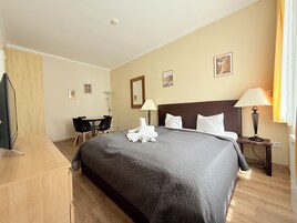 Comfort Apartment, 2 Bedrooms, Mountainside | Desk, soundproofing, cribs/infant beds, rollaway beds