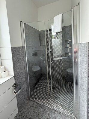 Departamento Confort, 2 habitaciones, junto a la montaña | Baño | Regadera, secadora de cabello, toallas