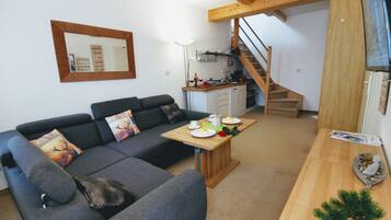 Appartement Duplex Confort, 2 chambres, vue montagne, côté montagne | Salle de séjour | Télévision à écran plat