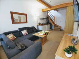 Dúplex Confort, 2 habitaciones, vistas a la montaña, junto a la montaña | Sala de estar | Una televisión de pantalla plana