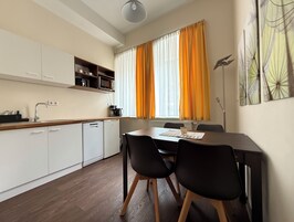 Apartamento Confort, 1 habitación, cocina, en la zona del jardín | Cocina privada | Frigorífico, microondas, placa de cocina y cafetera o tetera